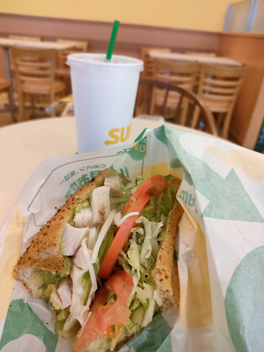 primalhome's tweet photo. 今年197本目は♪
アボカドチキ���🥑
クリームタイプチーズ追加♪
���しぶりにイートイン✨️

@subwayjp  #subway  #サブウェイ https://t.co/eKQ4DK9Iow