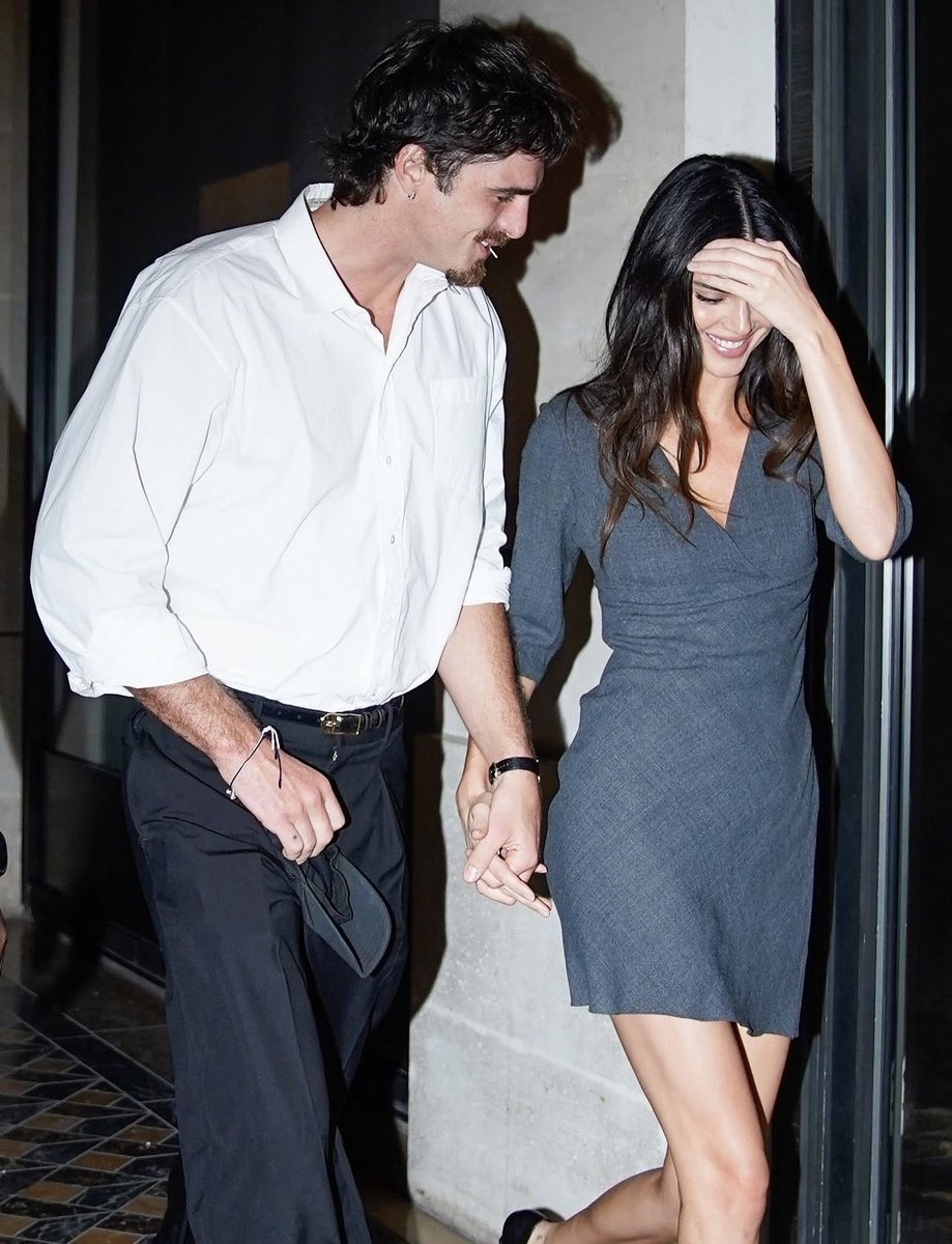 luresmag's tweet photo. potted in Paris! Jacob Elordi and Kendall Jenner walking arm-in-arm following Kendall's show-stopping L'Oréal runway moment. Effortless style and pure chemistry. 

#Lures #JacobElordi #KendallJenner #Paris #Loreal #PFW https://t.co/3gvLU9ib53