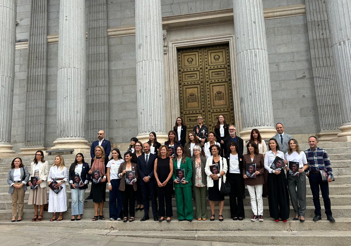 CristinaValido's tweet photo. Hoy en el Congreso he tenido el honor de participar en el acto de @PlanInt_ES por los 15 años del #DíaInternacionalDeLaNiña.

Hemos roto barreras que hasta no hace mucho tiempo parecían infranqueables, pero aún queda mucho camino por recorrer. Hay cifras y datos que son espeluznantes.

Como diputadas, es nuestra obligación ser la voz de millones de niñas y mujeres, y luchar por las que no pueden hacerlo.