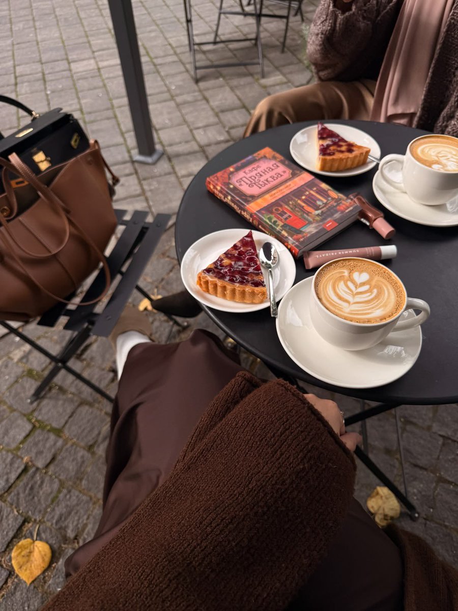 ephhemere's tweet photo. happiest in autumn 🍂 https://t.co/hdFgD4tZ1A