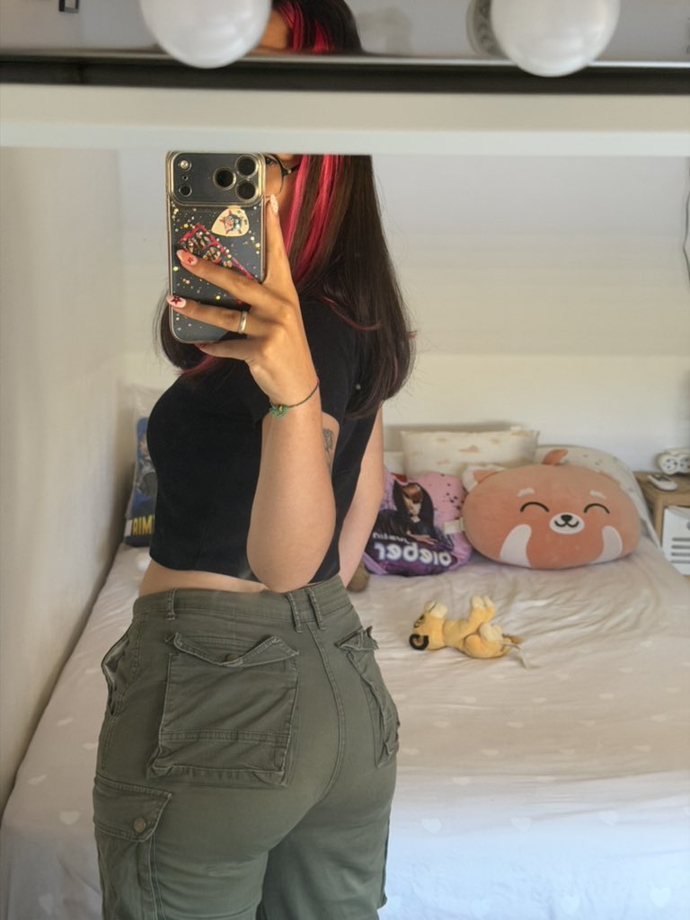 xbiebsft5sosx's tweet photo. lo que me ha ocurrido: estoy volviendo del súper y de camino a casa pasa un señoro junto a otro señoro amigo, se me queda mirando de manera muy despectiva y suelta “después se quejan de que las v1ol3n, con esas pintas que lleva es normal”

las pintas en cuestión: https://t.co/xMOe5hWzmo