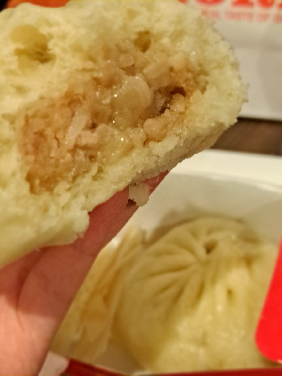Watcch_Outtt's tweet photo. 夕飯に551の豚まんを食べた
うますぎる。なんだこれは https://t.co/ClFK0z3CUj