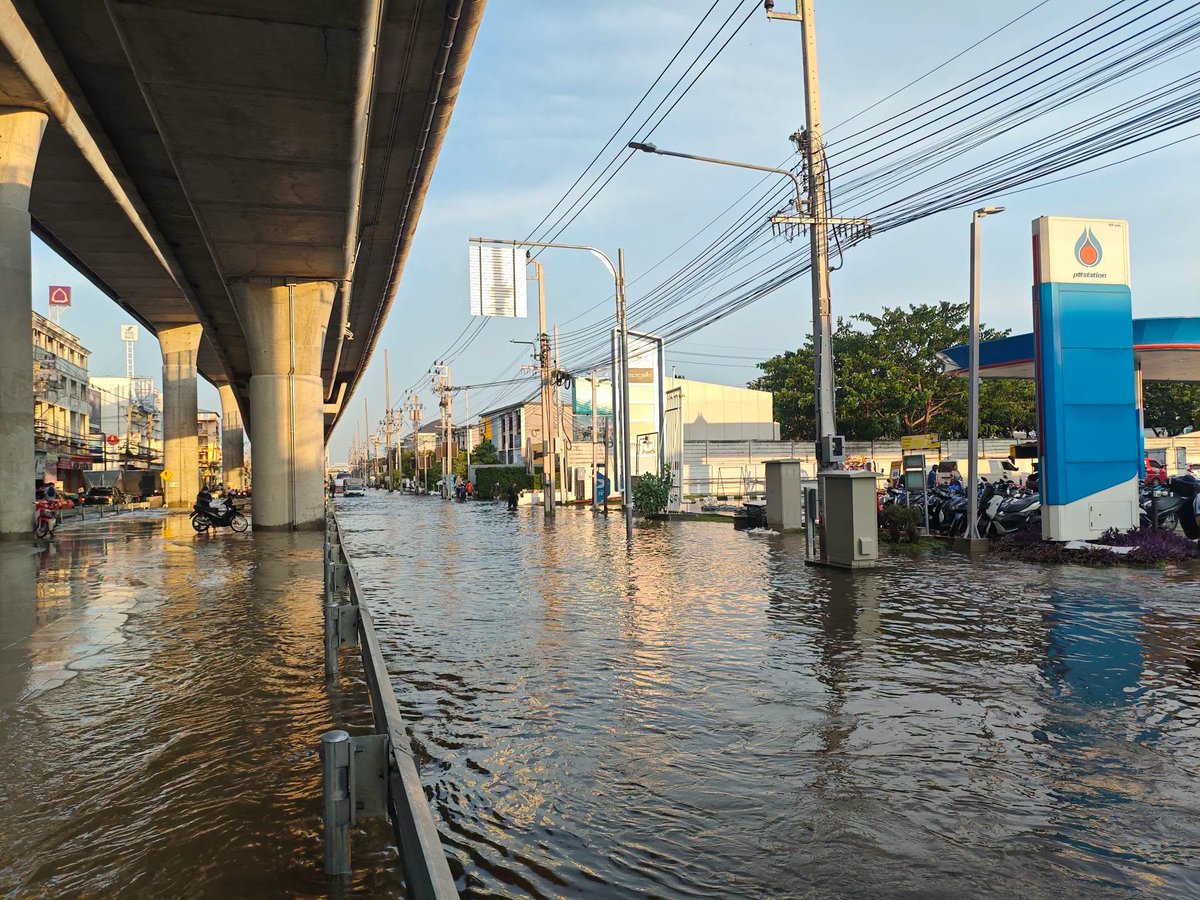 js100radio's tweet photo. 🗓️ วันที่ 29 ก.ย.69
⏰ เวลา 18.00 น.
📢 หลีกเลี่ยงเส้นทาง #ถนนหลวงแพ่ง จากแยกวัดพล มุ่งหน้าแยกลาดกระบัง54 ช่วงหน้าโลตัส ปตท.
❌รถเล็ก กระบะเล็กไม่สามารถผ่านได้ เนื่องจากระดับน้ำมีปริมาณสูงขึ้น
💦 ระดับน้ำประมาณ 65-70 ซม.

(Cr.สถานีตำรวจนครบาลจรเข้น้อย) https://t.co/WxuMF77Te0