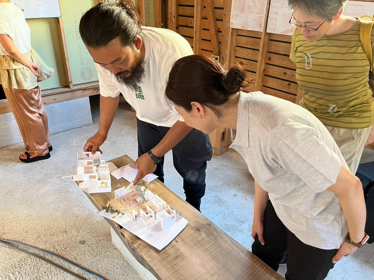 ikedashichou24's tweet photo. 本市、東山地域で長年、植木生産を基盤に植物の生産から造園、施工、メンテナンスまで一貫して手がけられ、本市の健康寿命延伸プログラムでもご尽力いただいている緑向ガーデンさん。その緑向ガーデンさんの新拠点の構想が進みつつあるということで谷向さんにご案内いただきました。(1/3) https://t.co/7IKZfc36lK