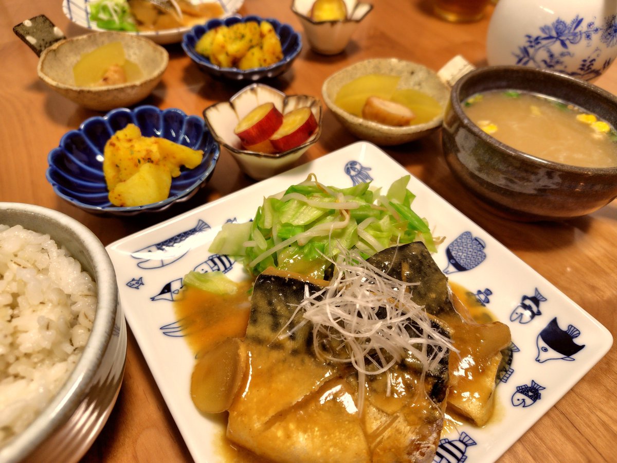 AC_cooking's tweet photo. 晩ごはん。

鯖の味噌煮　蒸し野菜添え、カレーポテト、冬瓜とタコ蒲鉾の煮物、サツマイモのレモン煮、即席春雨スープ。

北海道産のジャガイモを1個いただいたのでイモイモ。

大皿盛りは食べ過ぎてしまうとの事で、気が向いたら小皿盛りにしようかな。気が向いたら。

#料理人のお家ごはん https://t.co/b3LoGjUCd6