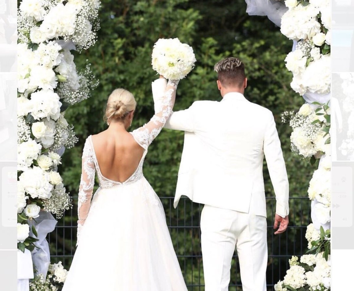 HuefthochHnvr's tweet photo. Am Wochenende heiratete Felix #Klaus seine Verlobte Nele #Allofs.
"Forever and always - Felix und Nele" verkündet der 34-Jährige auf Instagram.
Kurios: Da beide ihren Namen behalten wollen, wird der #Fürth-Star in Zukunft unter dem Namen Felix Klaus-Allofs auflaufen. https://t.co/PM9zLP2MxE