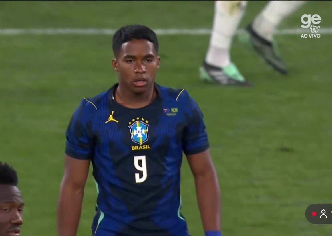 Noitedecopa's tweet photo. Acho assustador o quanto o brasileiro tem facilidade para exaltar alguém e, pouco tempo depois, colocar o mesmo pra baixo.

O Endrick era tratado como esperança, futuro da Seleção e tudo mais. Bastou uma atuação ruim contra a Noruega para, na boca de muita gente, ele já “não prestar”.

Eu continuo acreditando no moleque. Ele ainda é muito novo e tem muita coisa para jogar e provar.

Futebol não se define em um jogo!