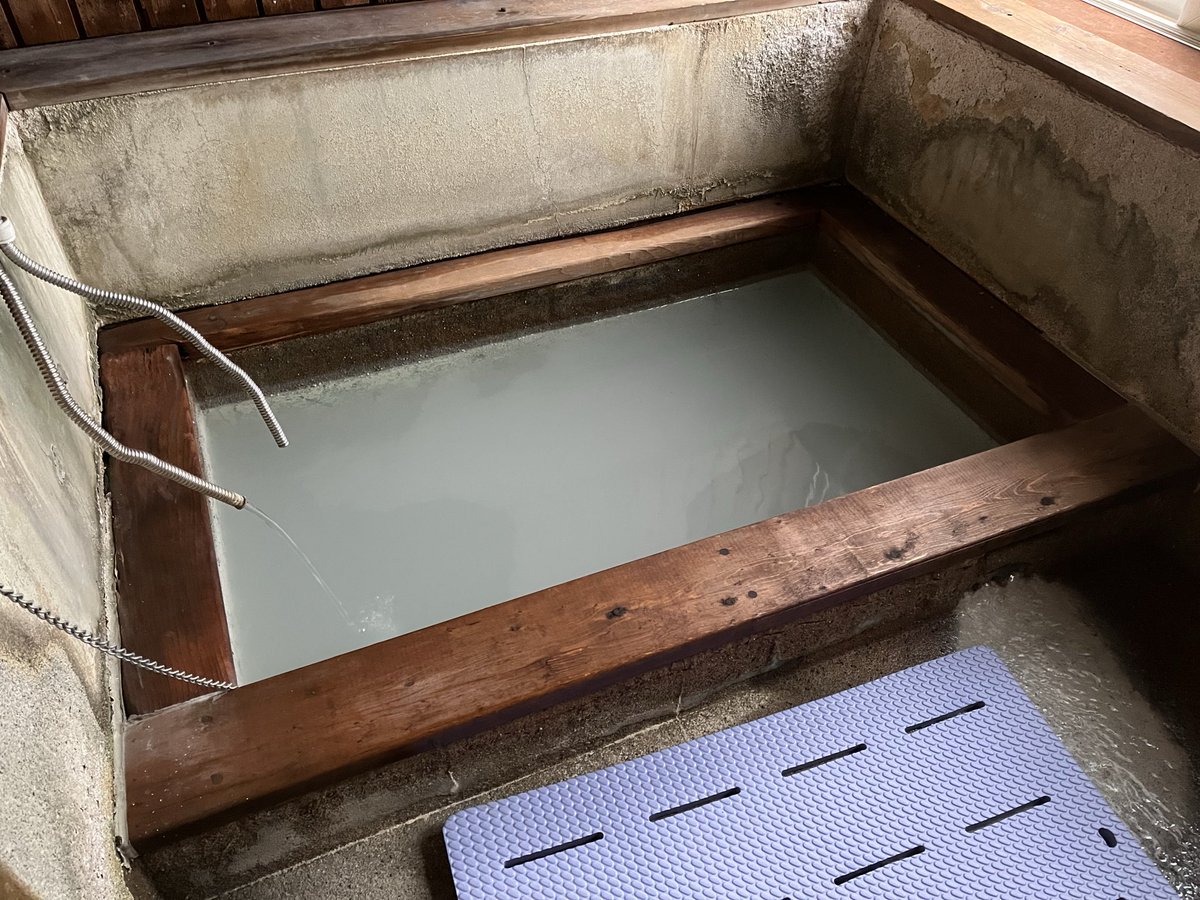 tabi_ron's tweet photo. ニセコ湯本温泉
お部屋に入るとかなり強い温泉の香りにまずびっくりしました
ですが部屋風呂が硫黄泉で大大満足です✨
部屋にトイレ有
冷蔵庫電子レンジ共同自炊不可
ごはんおいしかったです
お世話になりました
※風呂の扉開けての撮影は短時間で行っています https://t.co/GGFj43pd0X