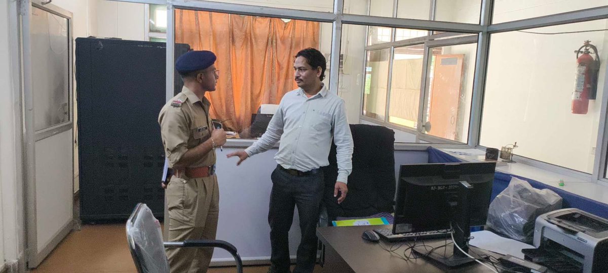PoliceBageshwar's tweet photo. जिला न्यायालय बागेश्वर में अग्निशमन सुरक्षा का निरीक्षण!
प्रशिक्षु अधिकारी सचिन सेमवाल ने आज जिला न्यायालय परिसर की अग्निशमन सुरक्षा व्यवस्थाओं का जायजा लिया।

#BageshwarPolice #FireSafety #SecurityCheck #Bageshwar https://t.co/ZrOT0Vw7F3