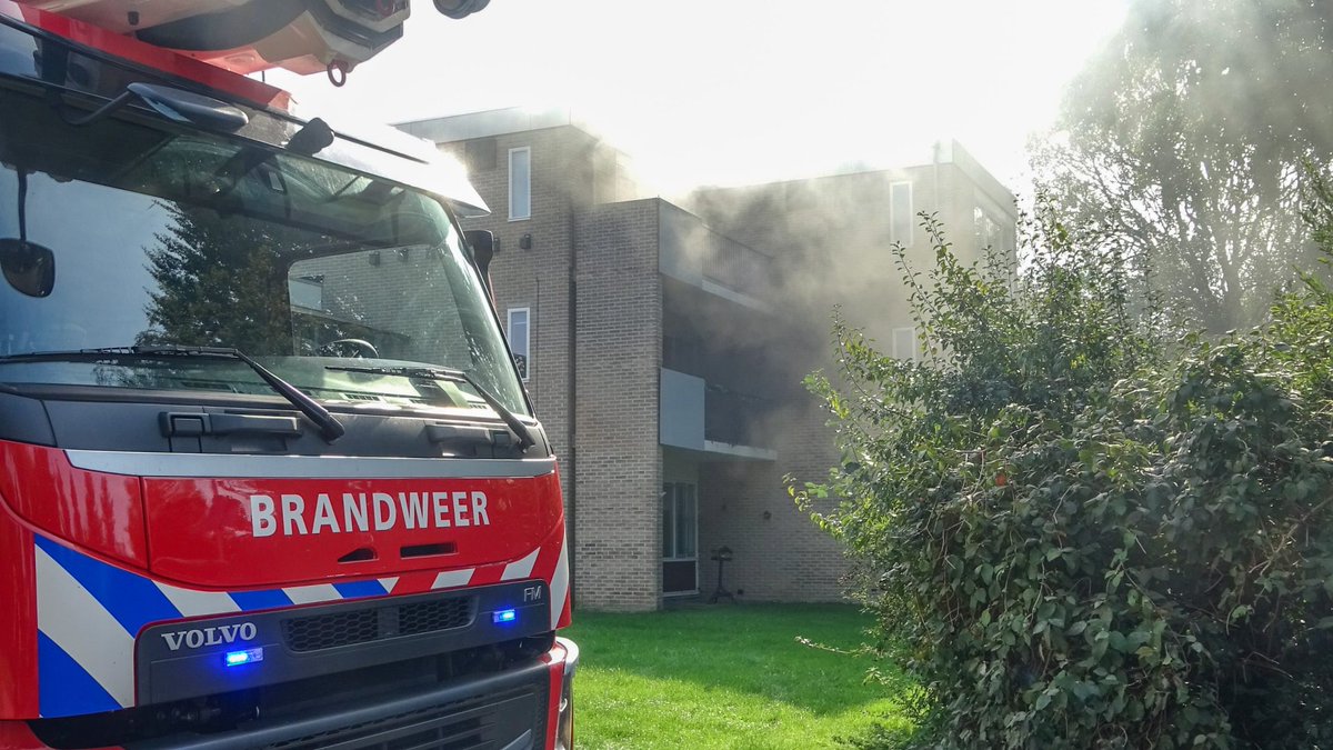 Veel rook bij woningbrand in Dokkum; brandweer weet erger te voorkomen