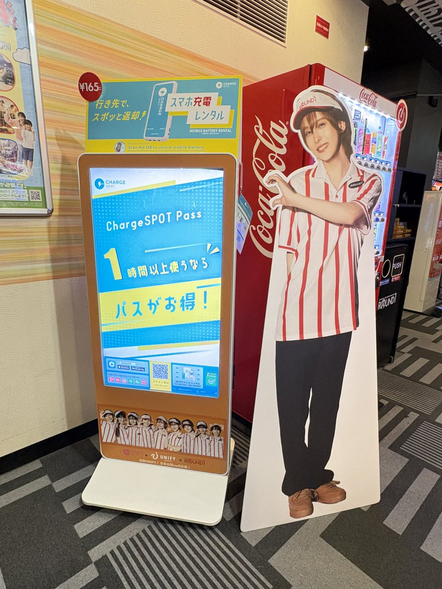 usamimi_rabbit1's tweet photo. #UNiFY ラッピングスタンド＆力也くんの等身大パネルみてきたー！

力也くんは3階エスカレーターの前にいたよー！確か展示明日までなのでお近くにいらっしゃる機会あれば是非！

因みに500円くらいで確変きてゲットしたマイステディコダックとりきたん📸

#ラウンドワン 池袋店
#富園力也 https://t.co/iV2UNWKoMz