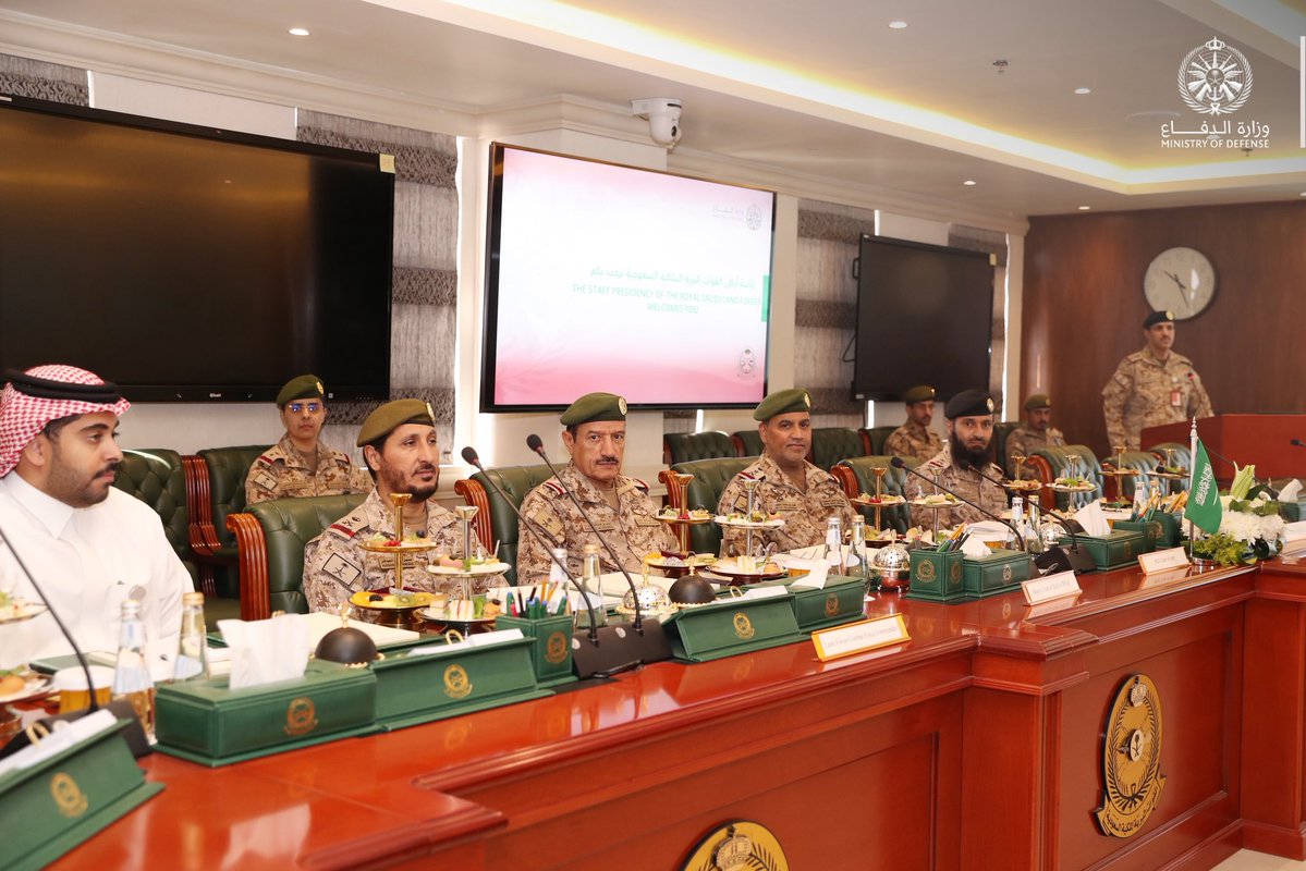 modgovksa's tweet photo. معالي رئيس أركان #القوات_البرية الفريق الركن فهد الجهني يستقبل معالي قائد القوات البرية في الجيش البريطاني الفريق زاك ستيننغ، ويستعرضان أوجه التعاون الثنائي، ويبحثان عددًا من القضايا ذات الاهتمام المشترك. https://t.co/TkJtzp1Ajv