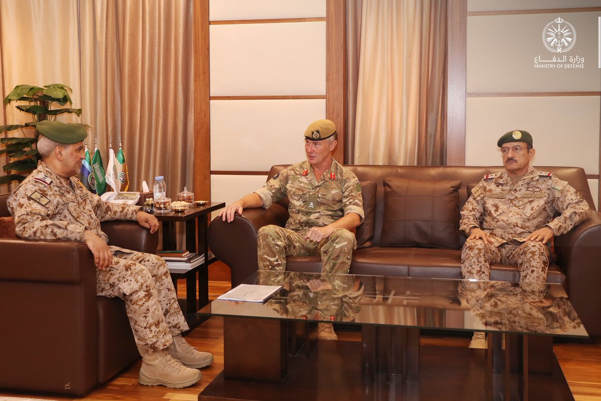 modgovksa's tweet photo. معالي رئيس أركان #القوات_البرية الفريق الركن فهد الجهني يستقبل معالي قائد القوات البرية في الجيش البريطاني الفريق زاك ستيننغ، ويستعرضان أوجه التعاون الثنائي، ويبحثان عددًا من القضايا ذات الاهتمام المشترك. https://t.co/TkJtzp1Ajv