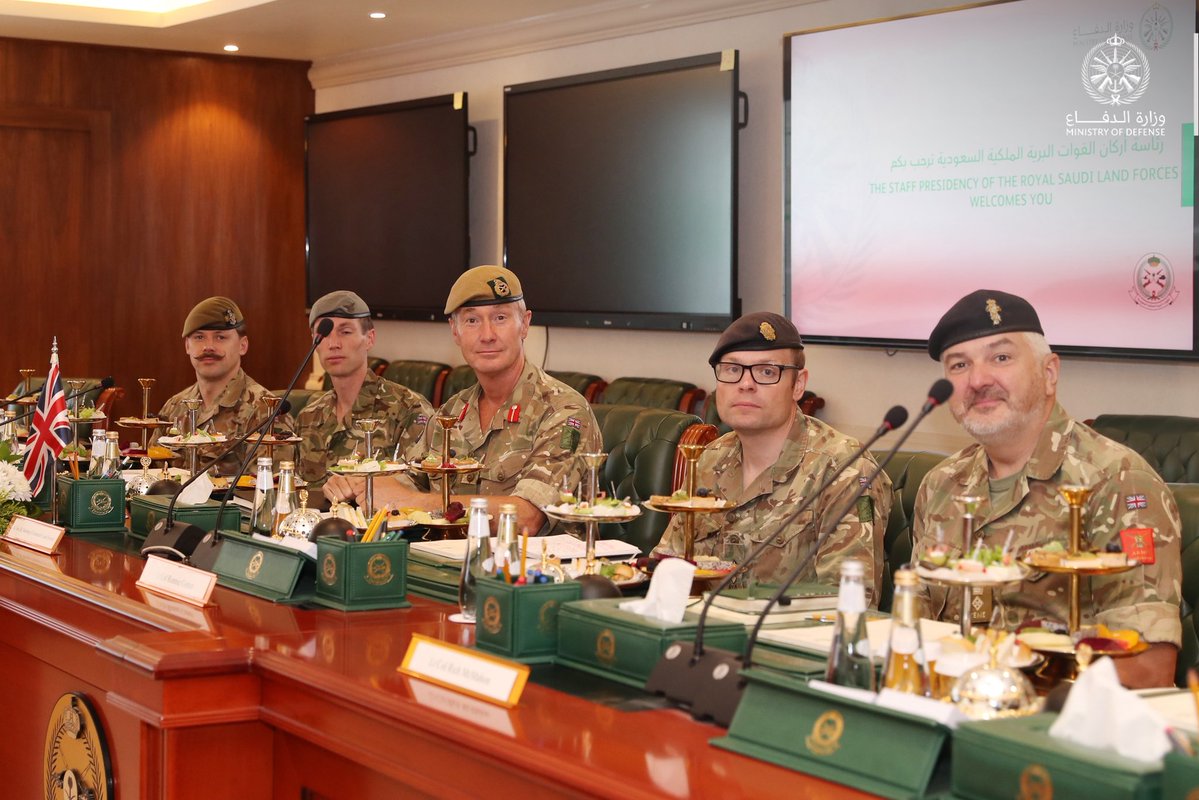 modgovksa's tweet photo. معالي رئيس أركان #القوات_البرية الفريق الركن فهد الجهني يستقبل معالي قائد القوات البرية في الجيش البريطاني الفريق زاك ستيننغ، ويستعرضان أوجه التعاون الثنائي، ويبحثان عددًا من القضايا ذات الاهتمام المشترك. https://t.co/TkJtzp1Ajv