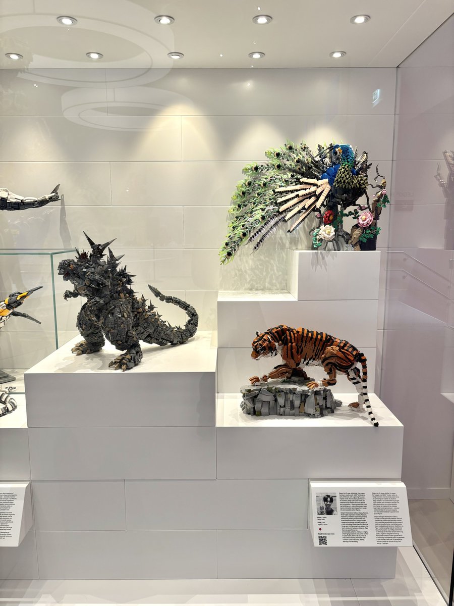 deraLEGO's tweet photo. デンマークのレゴハウスで展示していた作品（トラ、孔雀、ゴジラ）が帰ってきました。1年間お疲れ様でした🍵

右の写真がそのゴジラなんですが、これは-0.0仕様に1から作り直せということでよろしいでしょうか？ https://t.co/7WJhvo6Dk6