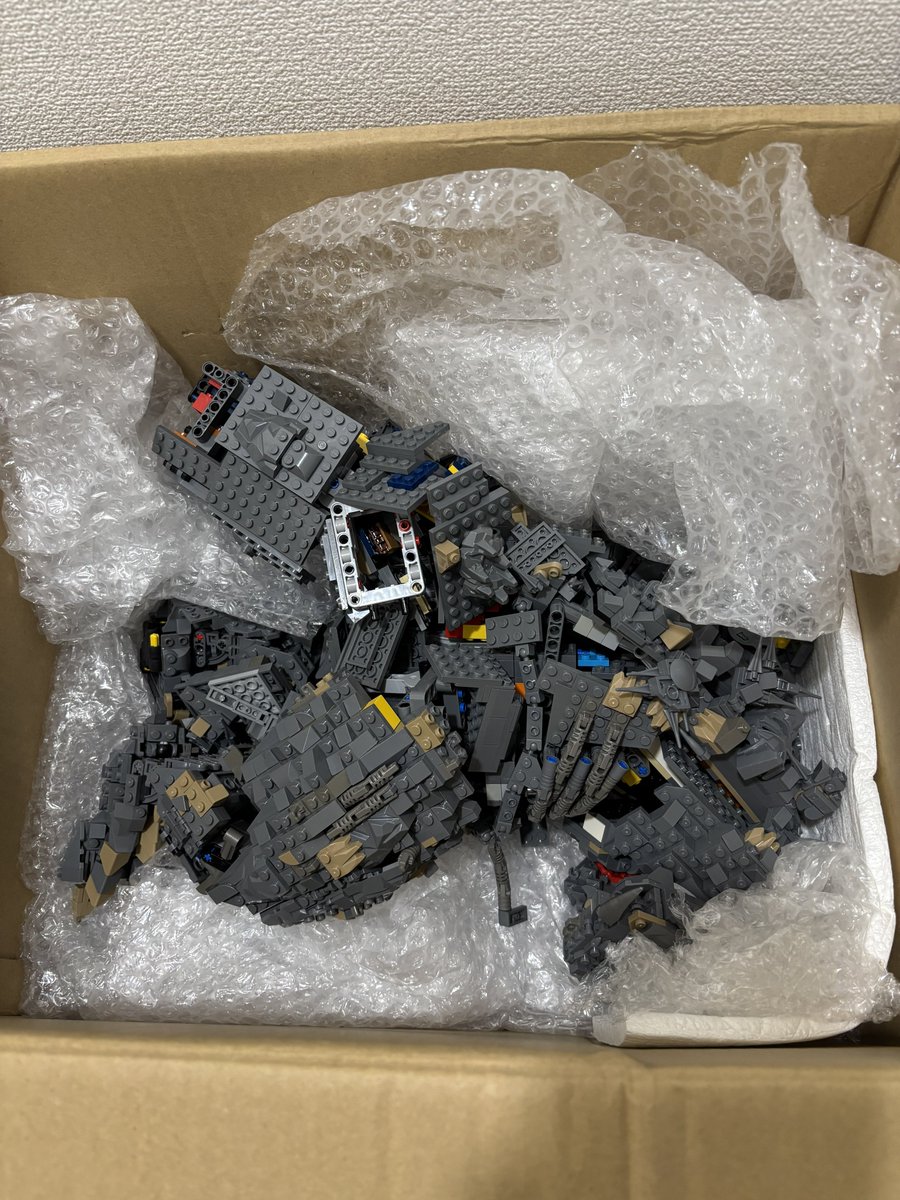 deraLEGO's tweet photo. デンマークのレゴハウスで展示していた作品（トラ、孔雀、ゴジラ）が帰ってきました。1年間お疲れ様でした🍵

右の写真がそのゴジラなんですが、これは-0.0仕様に1から作り直せということでよろしいでしょうか？ https://t.co/7WJhvo6Dk6