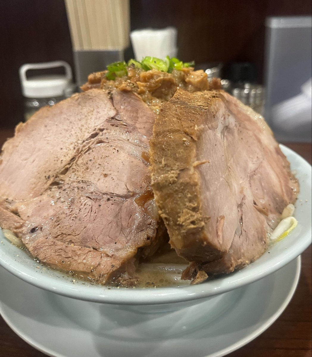 gogokigen505's tweet photo. 大勝軒まる秀　沼津店

エグい肉壁
1枚150㌘
1枚増しで250円神コスパ💕💕💕 https://t.co/QjAqmWUS04