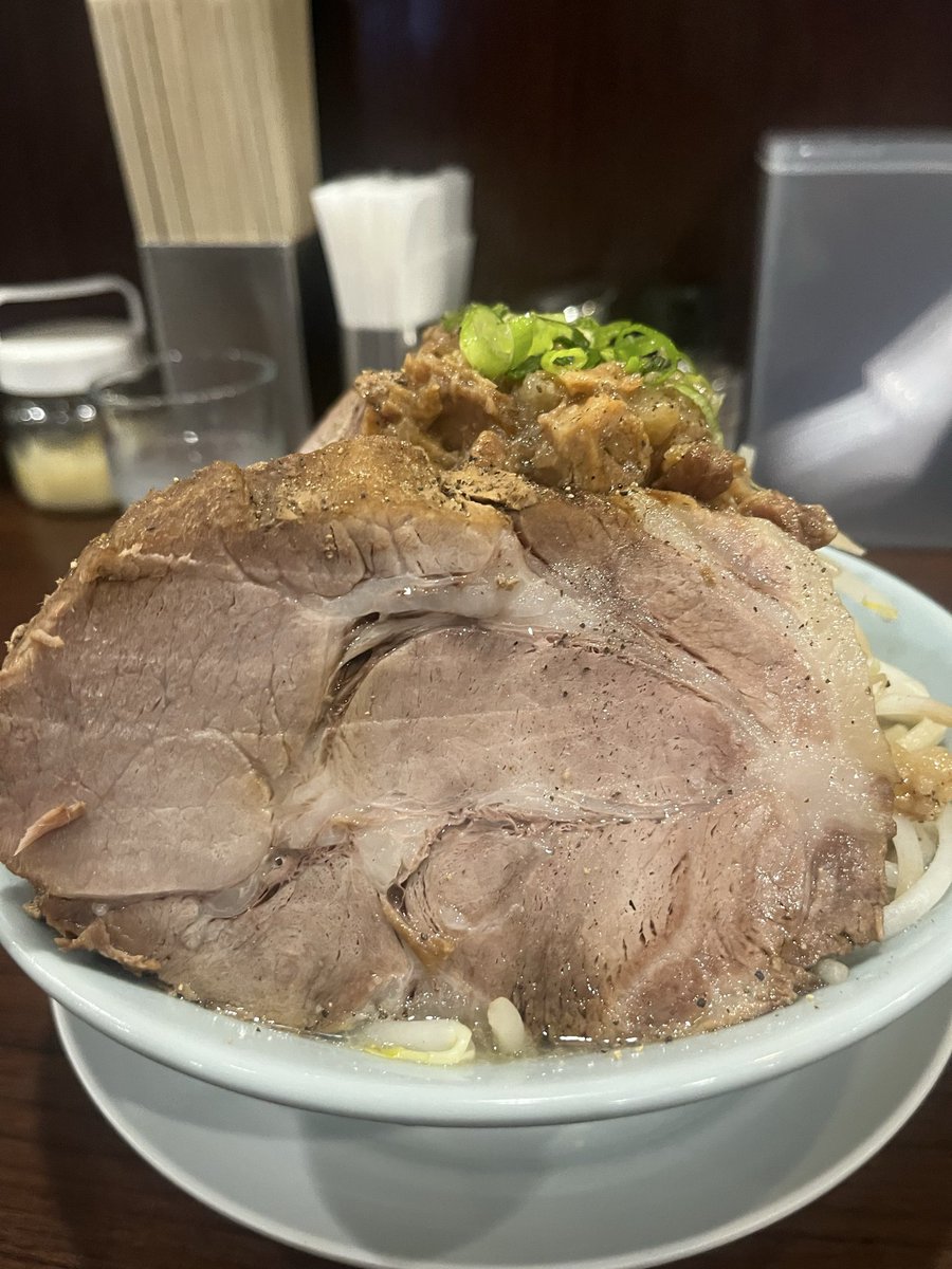 gogokigen505's tweet photo. 大勝軒まる秀　沼津店

エグい肉壁
1枚150㌘
1枚増しで250円神コスパ💕💕💕 https://t.co/QjAqmWUS04
