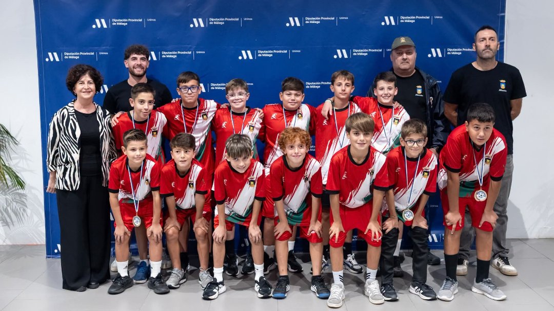 aytoalozaina's tweet photo. 📢⚽ ¡Nuestra Escuela Municipal de Fútbol galardonada! 🏆✨
Ayer, en la Gala de Clausura de la Liga Educativa de Fútbol-7 de la Diputación de Málaga🏛️, se homenajeó a nuestro equipo Alevín por proclamarse campeones de liga la temporada pasada 🥇.
¡Enhorabuena!❤️🤍💚
#Alozaina https://t.co/1IeAihh4JP