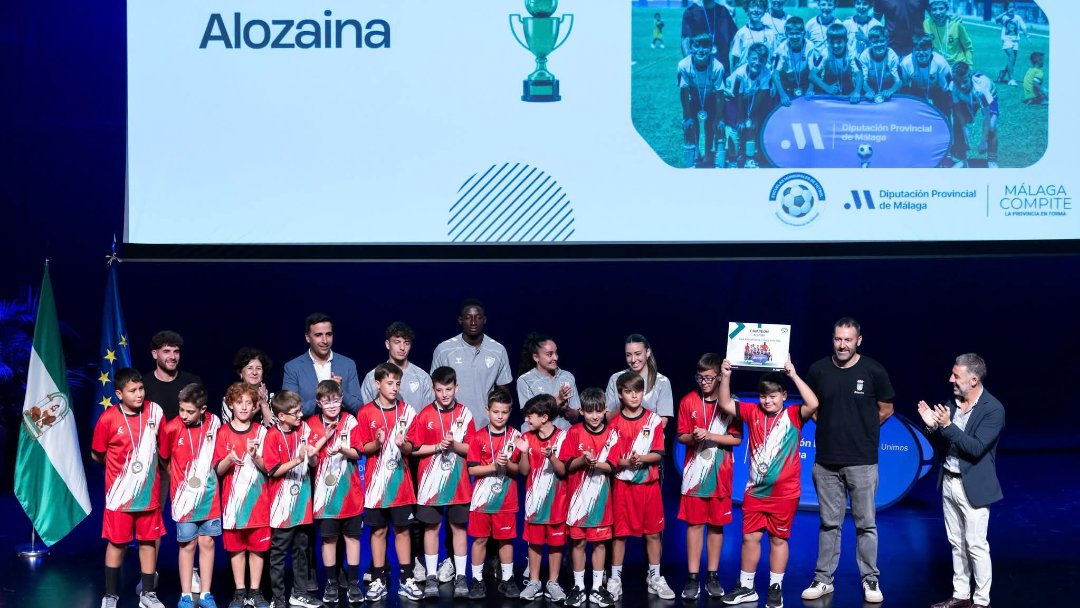 aytoalozaina's tweet photo. 📢⚽ ¡Nuestra Escuela Municipal de Fútbol galardonada! 🏆✨
Ayer, en la Gala de Clausura de la Liga Educativa de Fútbol-7 de la Diputación de Málaga🏛️, se homenajeó a nuestro equipo Alevín por proclamarse campeones de liga la temporada pasada 🥇.
¡Enhorabuena!❤️🤍💚
#Alozaina https://t.co/1IeAihh4JP