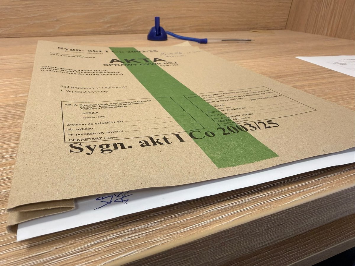 rafalhubert's tweet photo. Tak jak przypuszczałem pan @jakubwiech w kolejnym pozwie przeciw mnie dubluje swoje zarzuty sprzed czterech lat dokonując klasycznego dla niego copy/paste, czy jak kto woli doprowadzonego przezeń do perfekcji autoplagiatu.

Chodzi mu wyłacznie o to, żeby stek bzdur o jakie mnie pozwał lata temu nie uległ przedawnianiu i dalsze nękanie mnie i zastraszania za to, że 4 lata temu stwierdziłem to, co dziś jest wiedzą ogólniedostępną, sprowadzającego się do prostego stwierdzenia, że pan Jakub Wiech jest lobbystą działającym na szkodę zwykłych Polaków, którzy nie mają się jak przed nim bronić.

Dziś ten pacjent dodatkowo oczekuje, że to ja będę opłacał jego budząca zażenowanie działalność i zapłacę mu 20000 złotych.

A może chłopak się we mnie zakochał i żyć nie może beze mnie? 

Jeśli tak panie Jakubie to sorry. No homo i nie utrzymuje kontaktów z ludzmi którzy dla pieniędzy utrudniają życie uczciwym obywatelom.