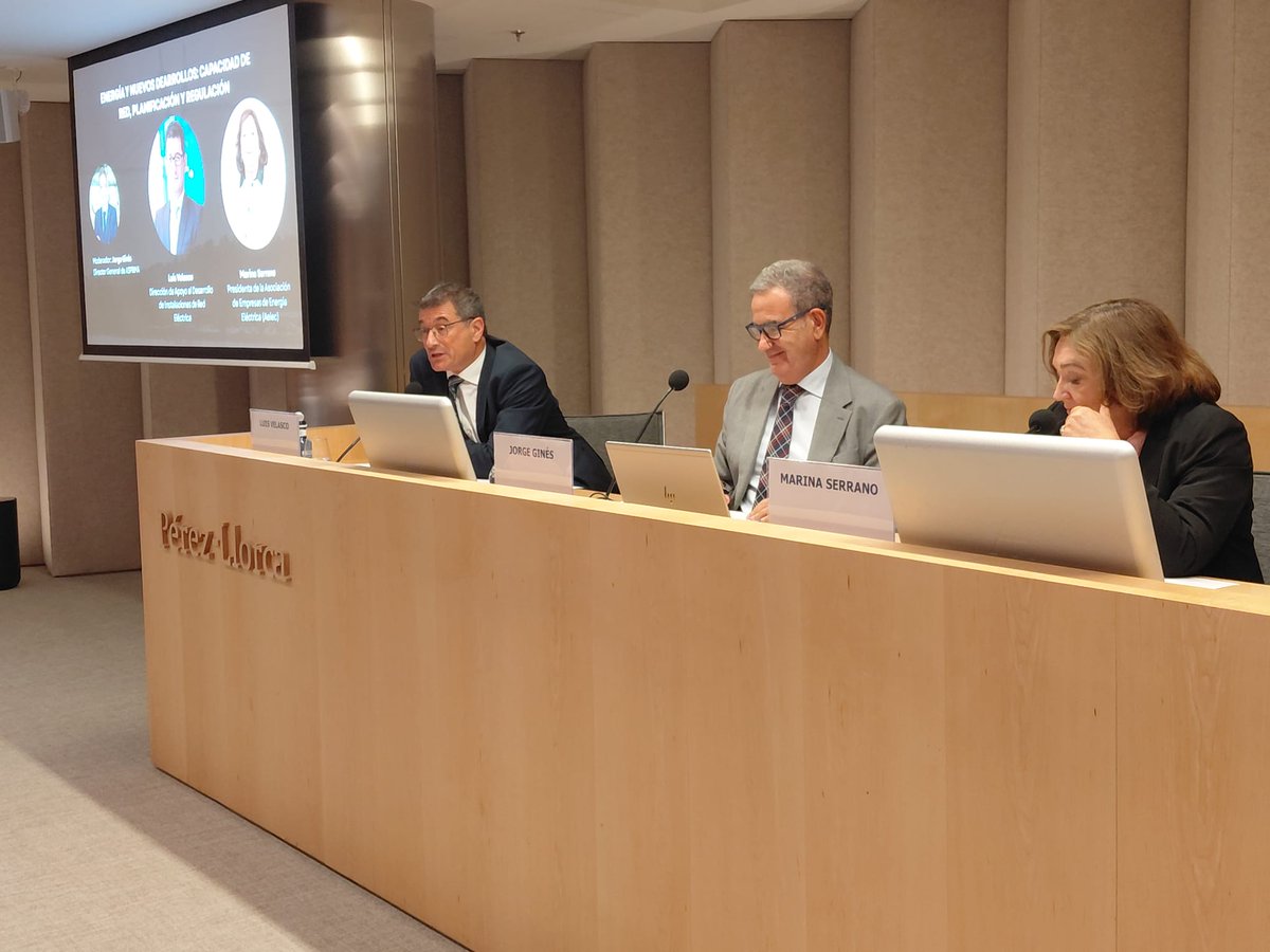RedElectricaREE's tweet photo. 🎙️ En la jornada de @ASPRIMAdrid, nuestro director de Apoyo al Desarrollo de Instalaciones, Luis Velasco, ha puesto en valor el esfuerzo de #RedEléctrica para acelerar sus inversiones y ejecutar la planificación vigente, facilitando el desarrollo industrial y dando respuesta a las nuevas demandas y el crecimiento económico del país. 

Además, ha destacado la necesidad de reforzar la coordinación entre todos los actores implicados para responder con éxito a este nuevo ciclo de crecimiento.