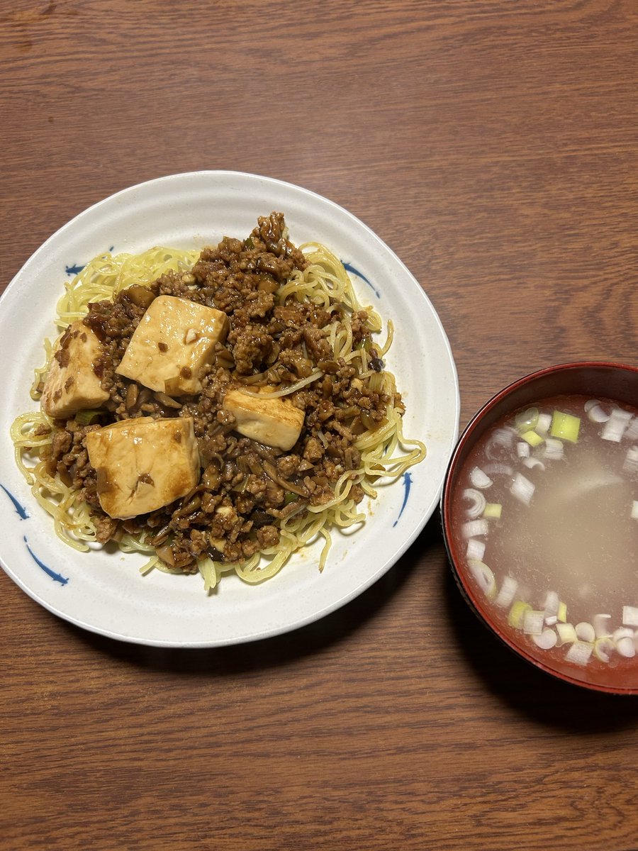 kurosuyo's tweet photo. 鉄鍋のジャン見てたら中華料理食べたくなったので、自家製麻婆豆腐焼きそば作ったー！美味し！ https://t.co/jbQxjrqPEB