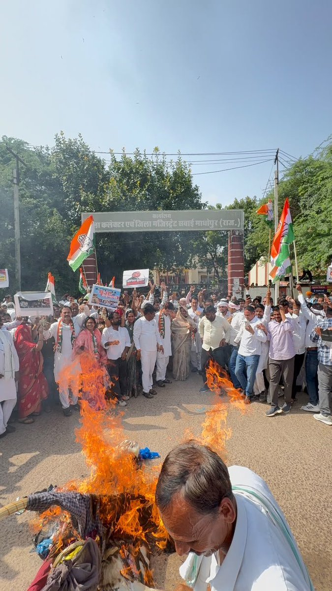 chhuttankhanarc's tweet photo. यह वीडियो सवाई माधोपुर का है, जहां मुख्य चुनाव आयुक्त श्री ज्ञानेश कुमार की कार्यप्रणाली के विरोध में प्रदर्शन किया गया। प्रदर्शनकारियों ने चुनाव प्रक्रिया और मतदाता सूची से जुड़े मुद्दों को लेकर अपनी आपत्ति दर्ज कराई। @IndiraMeena_  https://t.co/6OkAA4ZGNd