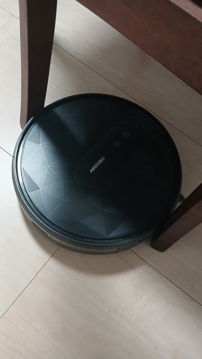 uidajiruu's tweet photo. 椅子に挟まって動けなくなった家のペット。
充電ステーションまで自力では戻れなくて力尽きてる。
かわいいでしょ（？）
5回に1回はこの調子。 https://t.co/eAr72U6Sjy