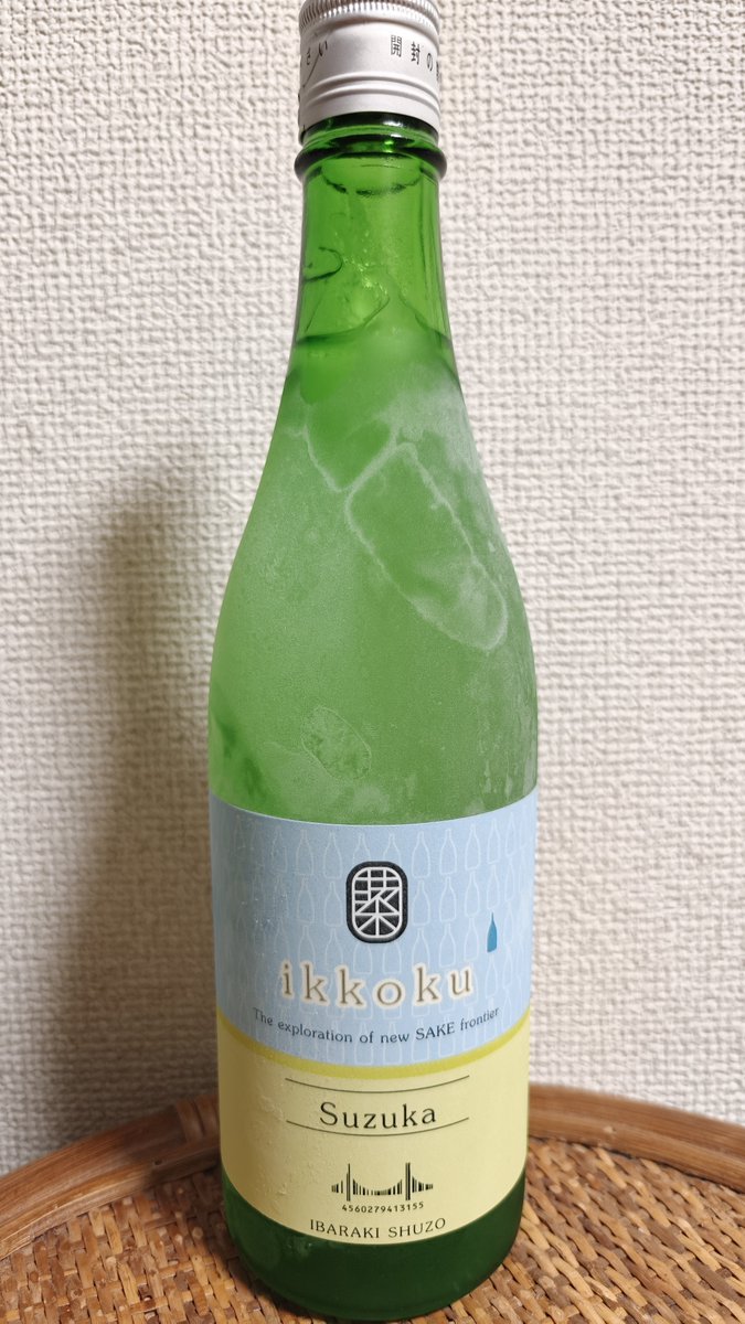 daibouken0110's tweet photo. 来楽 ikkoku Suzuka 生酒

兵庫県明石市のお酒。

甘旨味しっかりしてて仄かに苦味。
白麹由来酸味が心地よい。
白麹使ったお酒は時々苦手なの���あるけどコレめっちゃ旨い。
今まで飲んだikkokuの中でも一番好きかも？ #いこま酒店 https://t.co/DNsw7TM4S7