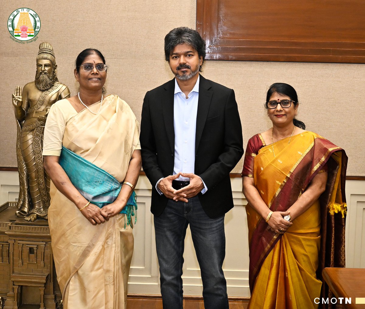 CMOTamilnadu's tweet photo. மாண்புமிகு தமிழ்நாடு முதலமைச்சர் திரு.ச.ஜோசப் விஜய் அவர்களை இன்று (29.9.2026) தலைமைச் செயலகத்தில், மாநில மனித உரிமைகள் ஆணையத்தின் உறுப்பினர்கள் ஓய்வுபெற்ற நீதியரசர் முனைவர் இரா. ந. மஞ்சுளா, திருமதி ஆ. சுகந்தி, இ.ஆ.ப. (ஓய்வு) ஆகியோர் சந்தித்துப் பேசினர்.

#CMJosephVijay https://t.co/UQPKvCkZ63