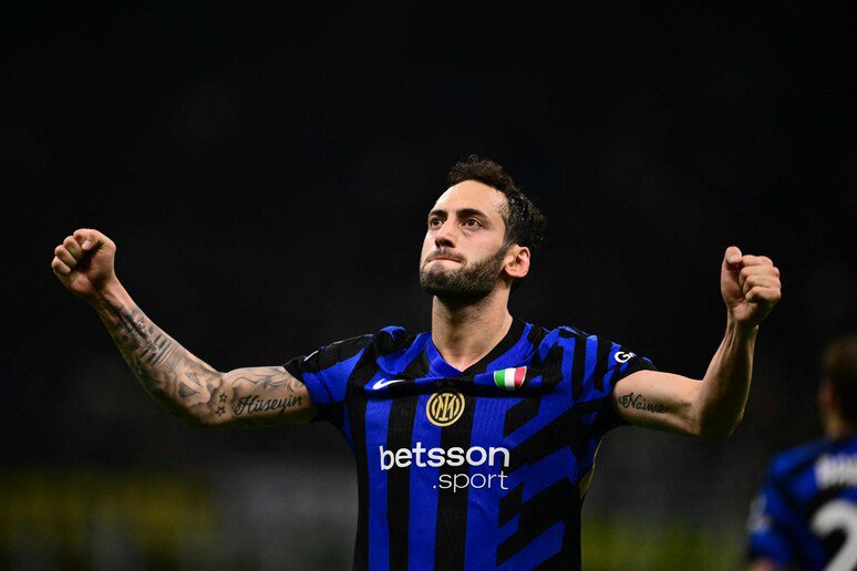 Inter360CDS's tweet photo. 🚑 Non solo #Spence, #Chivu ha recuperato quasi tutti. Anche #Calhanoglu (ieri si è allenato a parte) va verso un recupero completo in vista del #Parma. Al rientro dalle nazionali quasi certamente il turco tornerà in cabina di regia.
@Gazzetta_it
#Inter360 | #FCIM https://t.co/4OTuG0BTWw