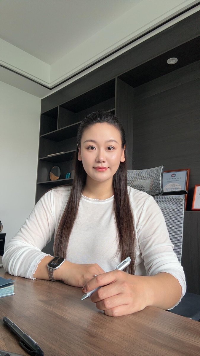 Youman41's tweet photo. 第一次在x上发自拍照，就有挺多人私聊我的，难道 我这个年纪的女人在这里比较吃香？哈哈 https://t.co/Y1XKqyAJRV