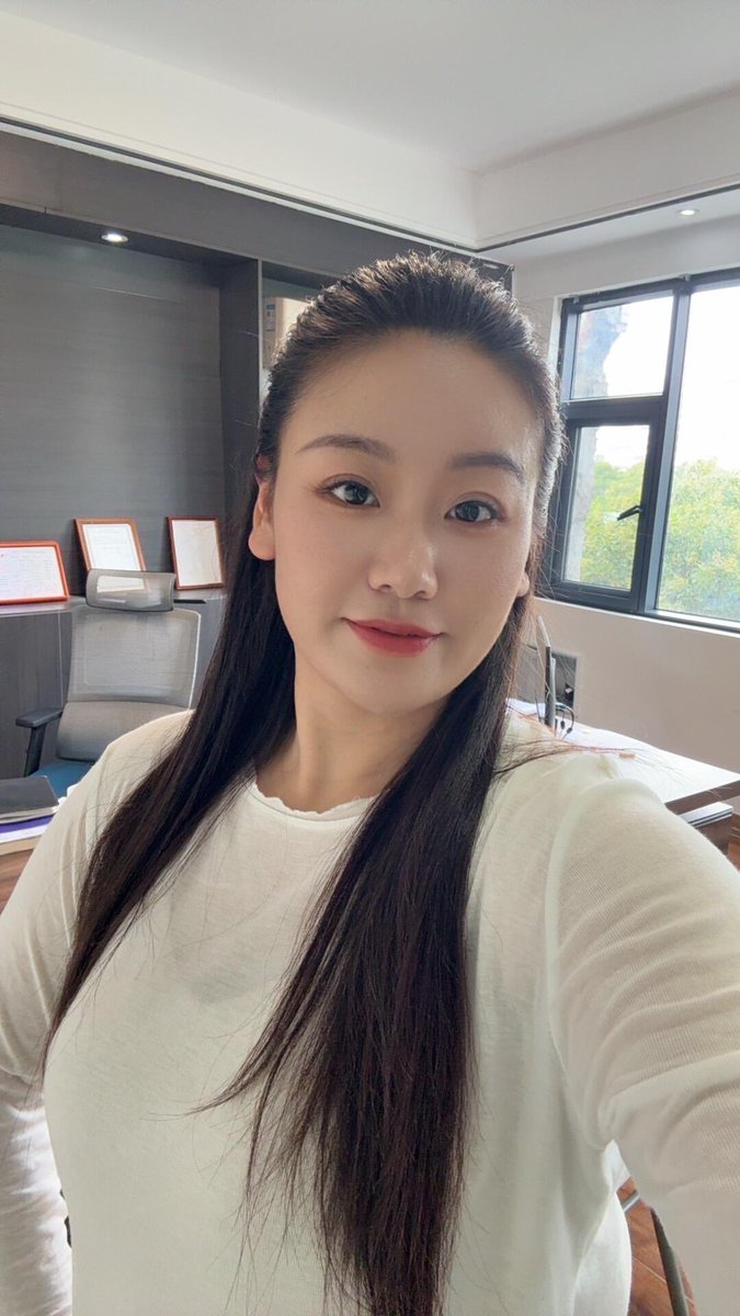 Youman41's tweet photo. 第一次在x上发自拍照，就有挺多人私聊我的，难道 我这个年纪的女人在这里比较吃香？哈哈 https://t.co/Y1XKqyAJRV