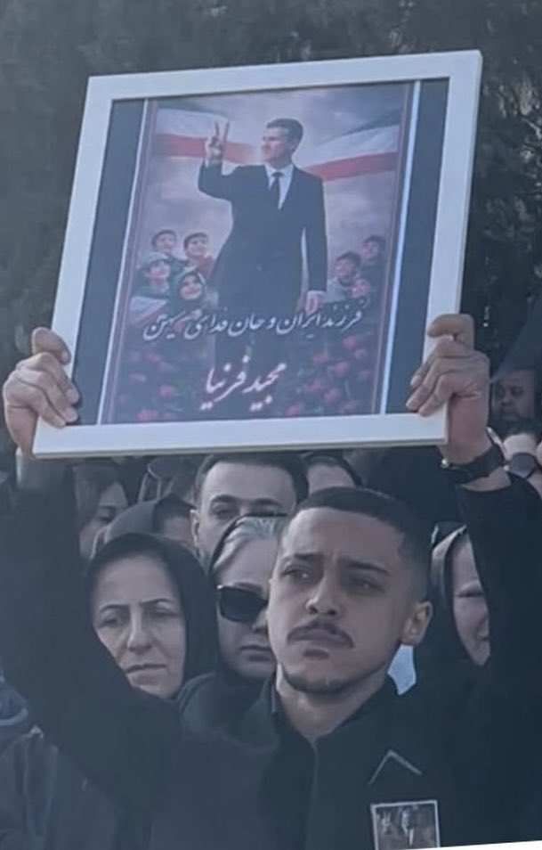 OneLight26's tweet photo. پدر را کُشتند 
حالا پسر را بُردن 

#مجید_فرنیا 
#امیر_فرنیا https://t.co/KxyxJ6ckri