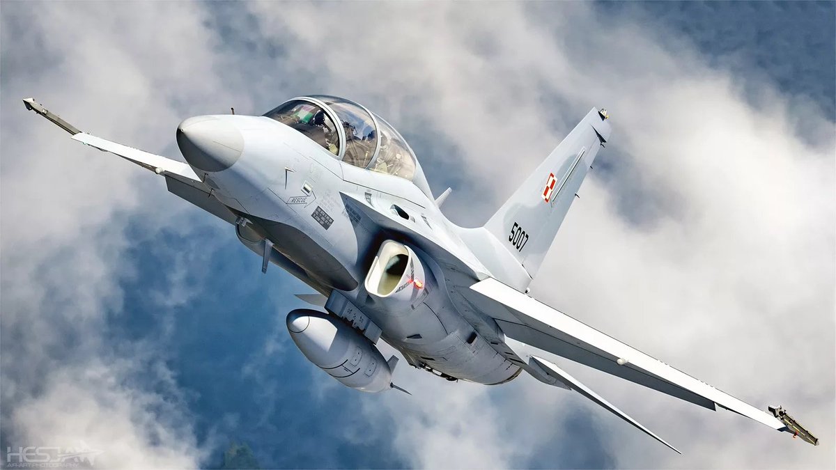 Konrad_Wernicki's tweet photo. 🇰🇷🇵🇱 Seul - Warszawa: wspólna sprawa.

W wyniku przekazania Ukrainie ZA DARMO 14 samolotów MiG-29 Polska musiała szybko załatać braki w swoich siłach powietrznych.

Na nowe samoloty bojowe czeka się bardzo długo. Na szczęście jest Korea.

Polska zakupiła od Korei Płd 48 samolotów FA-50 za ok. 3 mld $.

12 samolotów w wersji Gap-filler, które nadają się głównie do celów szkoleniowych.
Za to kolejne 36 maszyn w wersji PL to wartościowe lekkie samoloty bojowe.

Dzięki tym zakupom "na szybko" udało się zachować operacyjność polskich eskadr, a także rozwijać współpracę militarną z Koreą - normalną, transakcyjną relację przy szacunku obu stron.

Za to Ukraińcy wielokrotnie wyśmiewali polską pomoc jako zbędny szmelc (który cały czas używają na froncie jako niezbędną siłę).