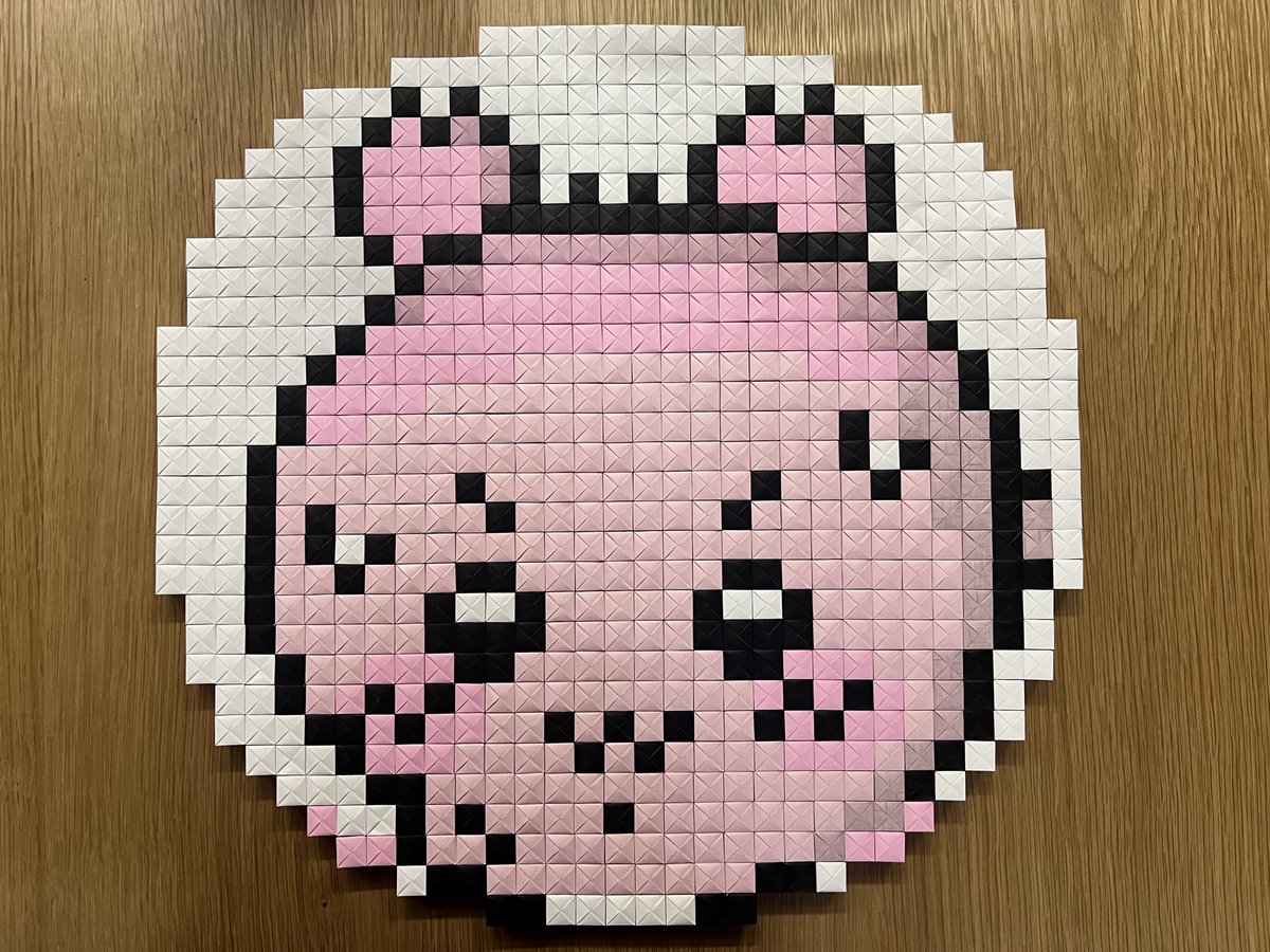 onepieeeece's tweet photo. #キューブ１つからちいかわを作る

折り紙キューブ制作数:10131/15955個
進捗率:63.4%
総制作時間:約286時間（+17時間）

22段目完了
タイトル:かにちゃん

ついに折り紙キューブが1万個超えた✨
モモンガを運んで嬉しがってるかにちゃん、
尊いです☺️

#ちいかわ  
#かにちゃん
#折り紙
#立体折り紙 https://t.co/QGz18iiR7c