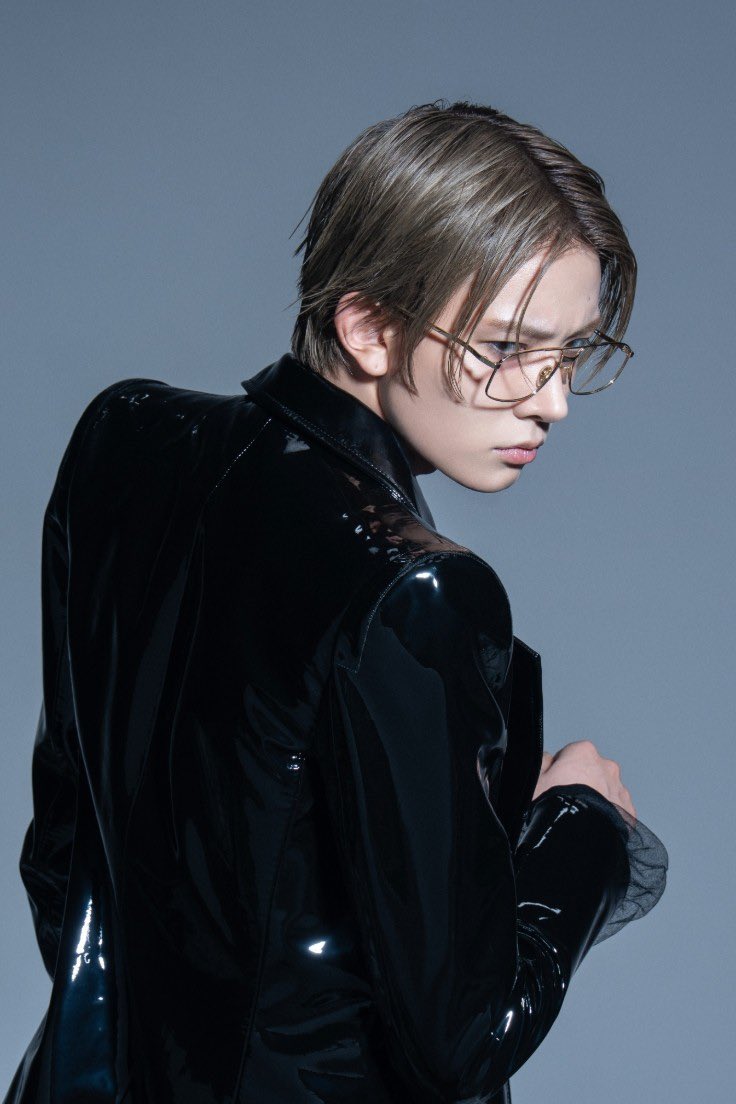 hsngpilled's tweet photo. 3 months into his soloist career and:

🌟 #EVAN is the first 4th-gen K-pop soloist to debut at No. 1 on Billboard Emerging Artists.

🌟 #EVAN's 'Death of Me' debuts at #49 on this week’s Billboard 200 

🌟 #EVAN’s Death of Me’ debuts at No. 7 on Billboard Top Album Sales.

oh heeseung you’re making it BIG already. with little to no help from the company + countless hate trains  

the success speaks for itself.