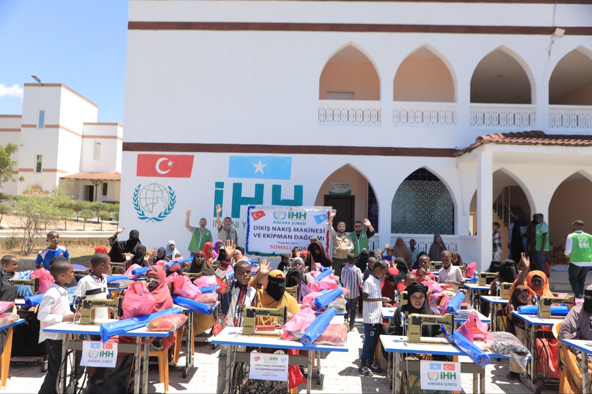ihhankarasube's tweet photo. İHH Ankara Şubesi olarak, Gelir Temini Projeleri kapsamında 🇸🇴 Somali’nin başkenti Mogadişu’dayız.

Desteklerinizle yetim ve ihtiyaç sahibi ailelere dikiş makinesi ve ekipman dağıtımı gerçekleştiriyoruz.

Aileler artık kendi geçimlerini temin edebilecekler. ☺️ https://t.co/rJvB6bINP7