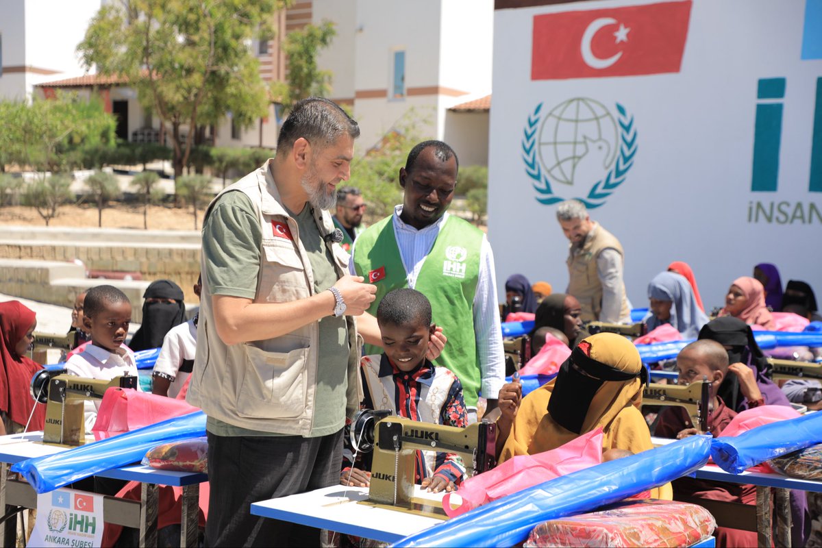 ihhankarasube's tweet photo. İHH Ankara Şubesi olarak, Gelir Temini Projeleri kapsamında 🇸🇴 Somali’nin başkenti Mogadişu’dayız.

Desteklerinizle yetim ve ihtiyaç sahibi ailelere dikiş makinesi ve ekipman dağıtımı gerçekleştiriyoruz.

Aileler artık kendi geçimlerini temin edebilecekler. ☺️ https://t.co/rJvB6bINP7