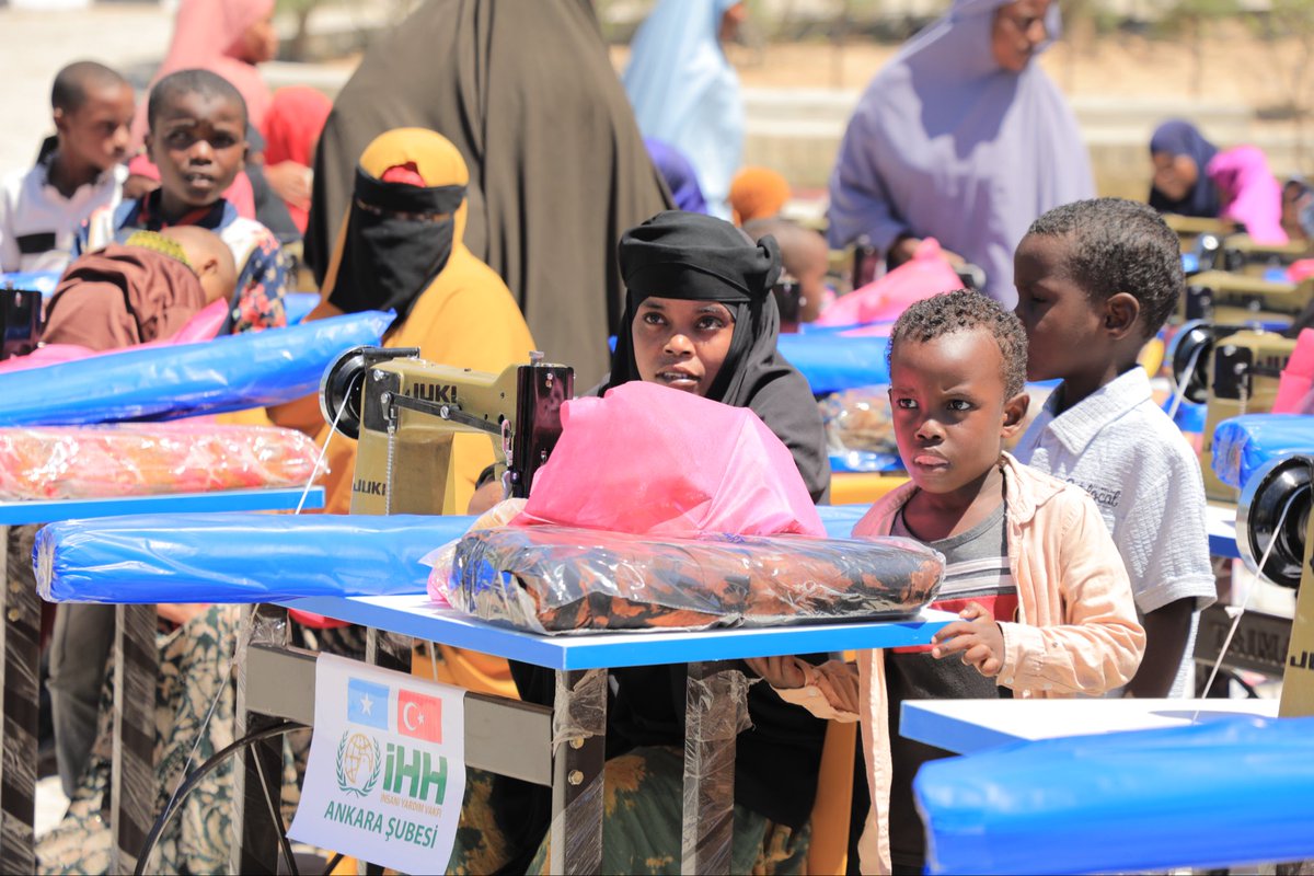 ihhankarasube's tweet photo. İHH Ankara Şubesi olarak, Gelir Temini Projeleri kapsamında 🇸🇴 Somali’nin başkenti Mogadişu’dayız.

Desteklerinizle yetim ve ihtiyaç sahibi ailelere dikiş makinesi ve ekipman dağıtımı gerçekleştiriyoruz.

Aileler artık kendi geçimlerini temin edebilecekler. ☺️ https://t.co/rJvB6bINP7