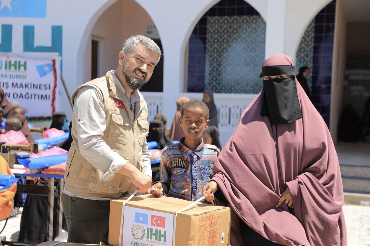 ihhankarasube's tweet photo. İHH Ankara Şubesi olarak, Gelir Temini Projeleri kapsamında 🇸🇴 Somali’nin başkenti Mogadişu’dayız.

Desteklerinizle yetim ve ihtiyaç sahibi ailelere dikiş makinesi ve ekipman dağıtımı gerçekleştiriyoruz.

Aileler artık kendi geçimlerini temin edebilecekler. ☺️ https://t.co/rJvB6bINP7