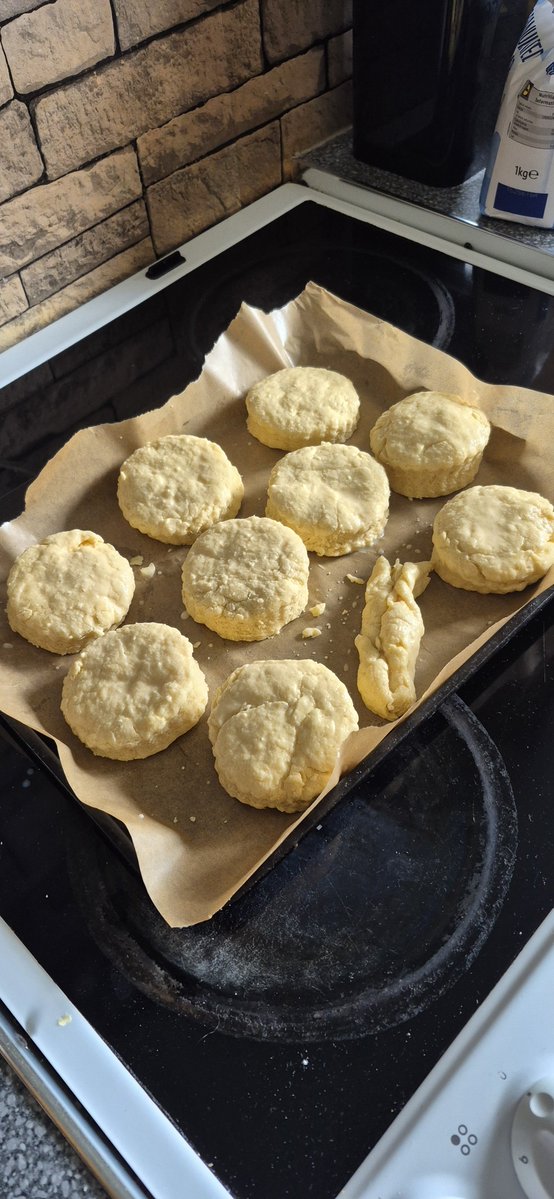 DottyWallace's tweet photo. Tuesday baking because im a basic bitch and bake off it back 😁 #thegreatbritishbakeoff #banana #scones #baking #tuesdaybakes https://t.co/ubaKsMmmks