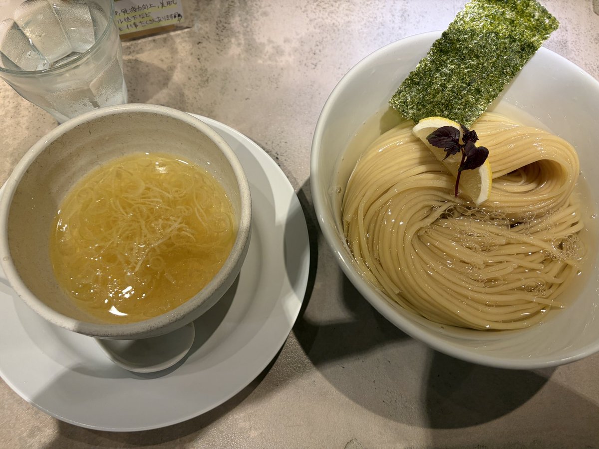 takejun_gt's tweet photo. 美味しいラーメン屋って大体ミスチルが流れている https://t.co/2zjbbeShlX