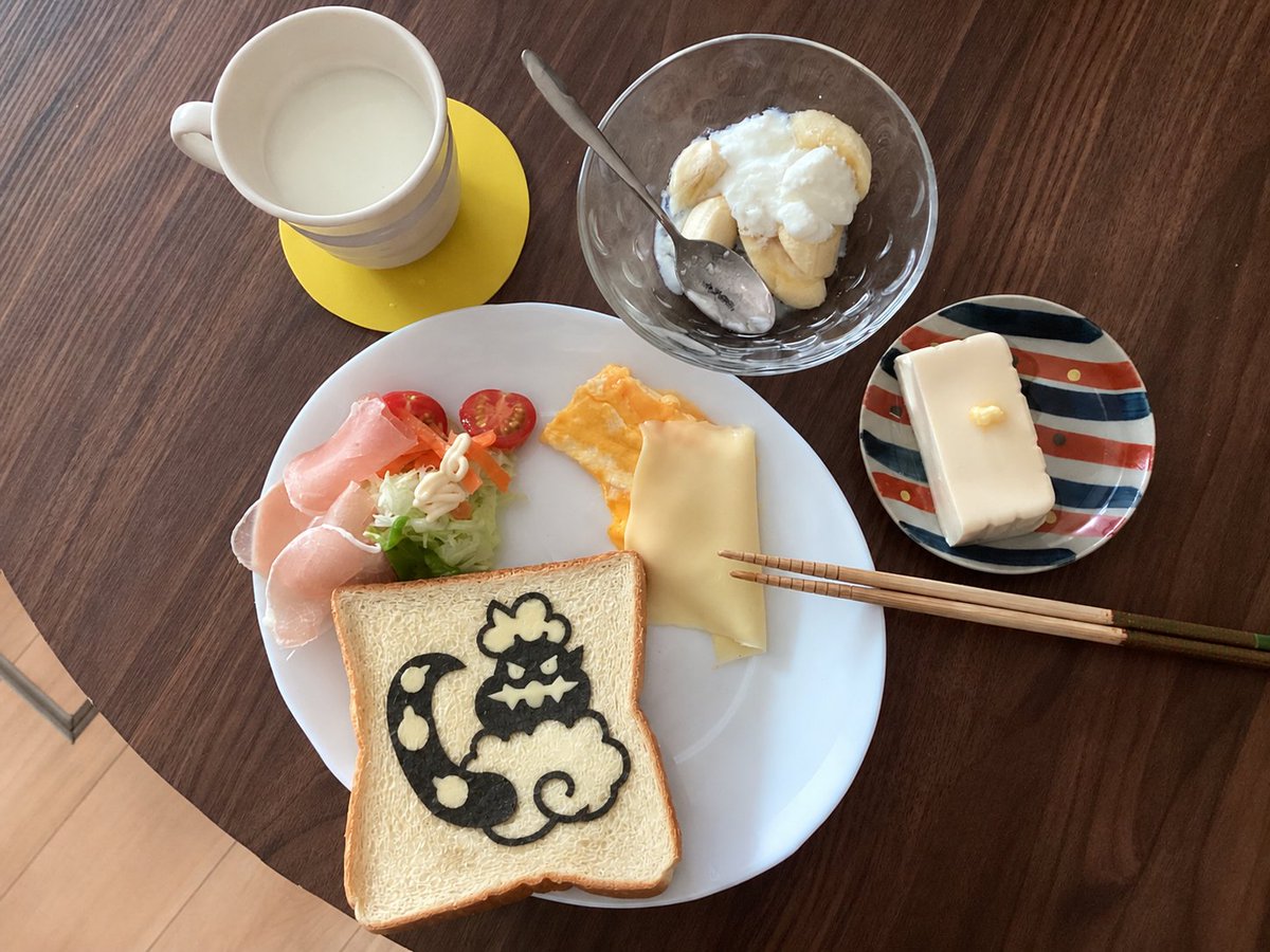 yokky22's tweet photo. 朝食に蛋白質20g以上摂取推奨              
トルネロス(ポケモン)朝定食                     
タンパク25g(牛乳5＋ヨーグルト1+豆腐3+チーズ3+生ハム2+パン5+玉子6)        
 #朝食にタンパク質20g以上推奨 #免疫力 #料理 #健康 #AI画像修正 #ポケモン https://t.co/bFXOsG8o0P