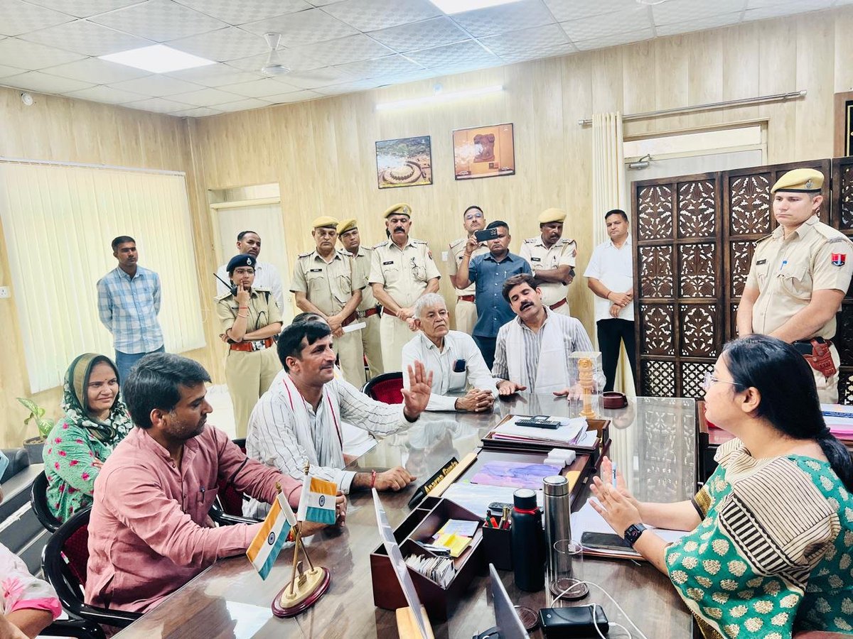 IndrajGurjarinc's tweet photo. लोकतंत्र बचाओ, अधिकार बचाओ!

आज कोटपूतली में अखिल भारतीय कांग्रेस कमेटी के निर्देशानुसार जिला कांग्रेस कमेटी कोटपूतली-बहरोड़ द्वारा वोट चोरी एवं नगर निकाय चुनावों में अनियमितताओं के खिलाफ विशाल विरोध प्रदर्शन किया गया।

इस दौरान मुख्य निर्वाचन आयुक्त श्री ज्ञानेश कुमार को तत्काल पद से हटाने एवं उनके विरुद्ध कार्रवाई की मांग को लेकर कांग्रेस कार्यकर्ताओं ने जोरदार आवाज बुलंद की।

प्रदर्शन में पूर्व मंत्री श्रीमती शकुंतला रावत जी, मुण्डावर विधायक श्री ललित यादव जी, पूर्व संसदीय सचिव श्री रामस्वरूप कसाना जी, बहरोड़ कांग्रेस प्रत्याशी श्री संजय यादव जी, पूर्व कांग्रेस प्रत्याशी डॉ. आर.सी. यादव जी, PCC सचिव श्री जगदीश मीणा जी, श्रीमती सुमन यादव जी, वरिष्ठ कांग्रेस नेता श्री रामनिवास यादव जी, जिला कार्यकारिणी पदाधिकारी, नवनियुक्त चेयरमैन-पार्षद, ब्लॉक कांग्रेस अध्यक्ष, मंडल अध्यक्ष एवं समस्त कांग्रेस कार्यकर्ता सहित कांग्रेस के वरिष्ठ नेतागण एवं सैकड़ों कार्यकर्ता उपस्थित रहे।

लोकतंत्र की रक्षा और मतदाता के अधिकारों की आवाज को मजबूती से उठाते रहेंगे।

#VoteChori #Congress #KotputliBehror #CongressProtest #Democracy  #ElectionCommission