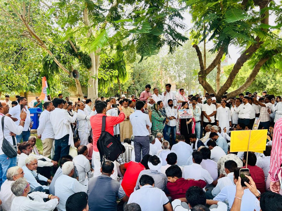 IndrajGurjarinc's tweet photo. लोकतंत्र बचाओ, अधिकार बचाओ!

आज कोटपूतली में अखिल भारतीय कांग्रेस कमेटी के निर्देशानुसार जिला कांग्रेस कमेटी कोटपूतली-बहरोड़ द्वारा वोट चोरी एवं नगर निकाय चुनावों में अनियमितताओं के खिलाफ विशाल विरोध प्रदर्शन किया गया।

इस दौरान मुख्य निर्वाचन आयुक्त श्री ज्ञानेश कुमार को तत्काल पद से हटाने एवं उनके विरुद्ध कार्रवाई की मांग को लेकर कांग्रेस कार्यकर्ताओं ने जोरदार आवाज बुलंद की।

प्रदर्शन में पूर्व मंत्री श्रीमती शकुंतला रावत जी, मुण्डावर विधायक श्री ललित यादव जी, पूर्व संसदीय सचिव श्री रामस्वरूप कसाना जी, बहरोड़ कांग्रेस प्रत्याशी श्री संजय यादव जी, पूर्व कांग्रेस प्रत्याशी डॉ. आर.सी. यादव जी, PCC सचिव श्री जगदीश मीणा जी, श्रीमती सुमन यादव जी, वरिष्ठ कांग्रेस नेता श्री रामनिवास यादव जी, जिला कार्यकारिणी पदाधिकारी, नवनियुक्त चेयरमैन-पार्षद, ब्लॉक कांग्रेस अध्यक्ष, मंडल अध्यक्ष एवं समस्त कांग्रेस कार्यकर्ता सहित कांग्रेस के वरिष्ठ नेतागण एवं सैकड़ों कार्यकर्ता उपस्थित रहे।

लोकतंत्र की रक्षा और मतदाता के अधिकारों की आवाज को मजबूती से उठाते रहेंगे।

#VoteChori #Congress #KotputliBehror #CongressProtest #Democracy  #ElectionCommission
