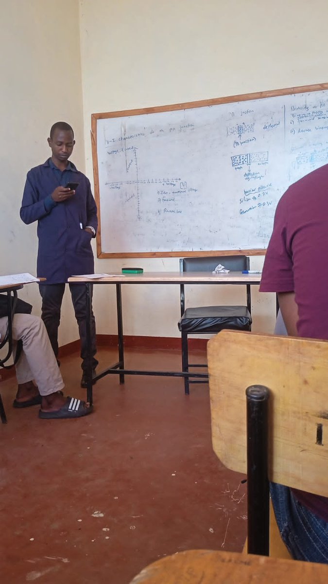 wanjiiru_ML's tweet photo. Huyuu amesema kama hatutaki kusoma,tuingie TikTok 😭

Sai nmekuwa x addict 😂😂 https://t.co/MxTYRyMVMm
