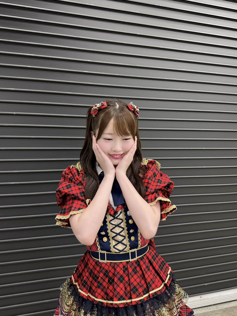 48Suzuha_16LOVE's tweet photo. AKB48 20周年お衣装
私の分を ､ 新衣装で作っていただきました 😭✨️

温かく迎えいれてくださった
ファンのみなさん ､ メンバー ､ スタッフさん
そして ､ このお衣装を作ってくださった
オサレカンパニーさん 。全ての方に感謝です 。

本当に ､ 本当に ､ ありがとうございます 🎀
だいすきな赤チェックを着られて ､ 幸せ〜〜！！