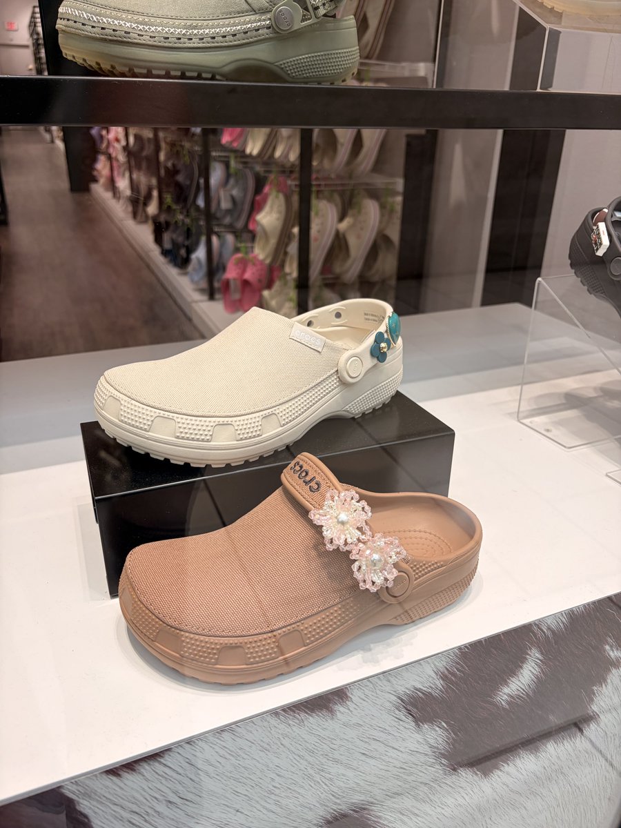 LaPalmeraMall's tweet photo. Happy #tuesdayshoesday! Bringing you the new stitched clogs available at the @crocs store a La Palmera. π https://t.co/2lKQRVTXny